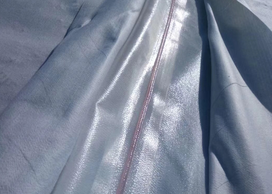 土工膜良好的延展性是否更有利于水庫工程施工？